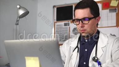 一家私人诊所的医生在他私人办公室的笔记本电脑上打印文本